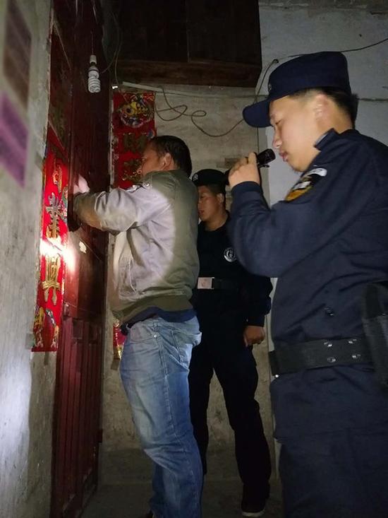 宁波粗心妈妈误将幼女锁家中 民警全城寻开锁师傅开门